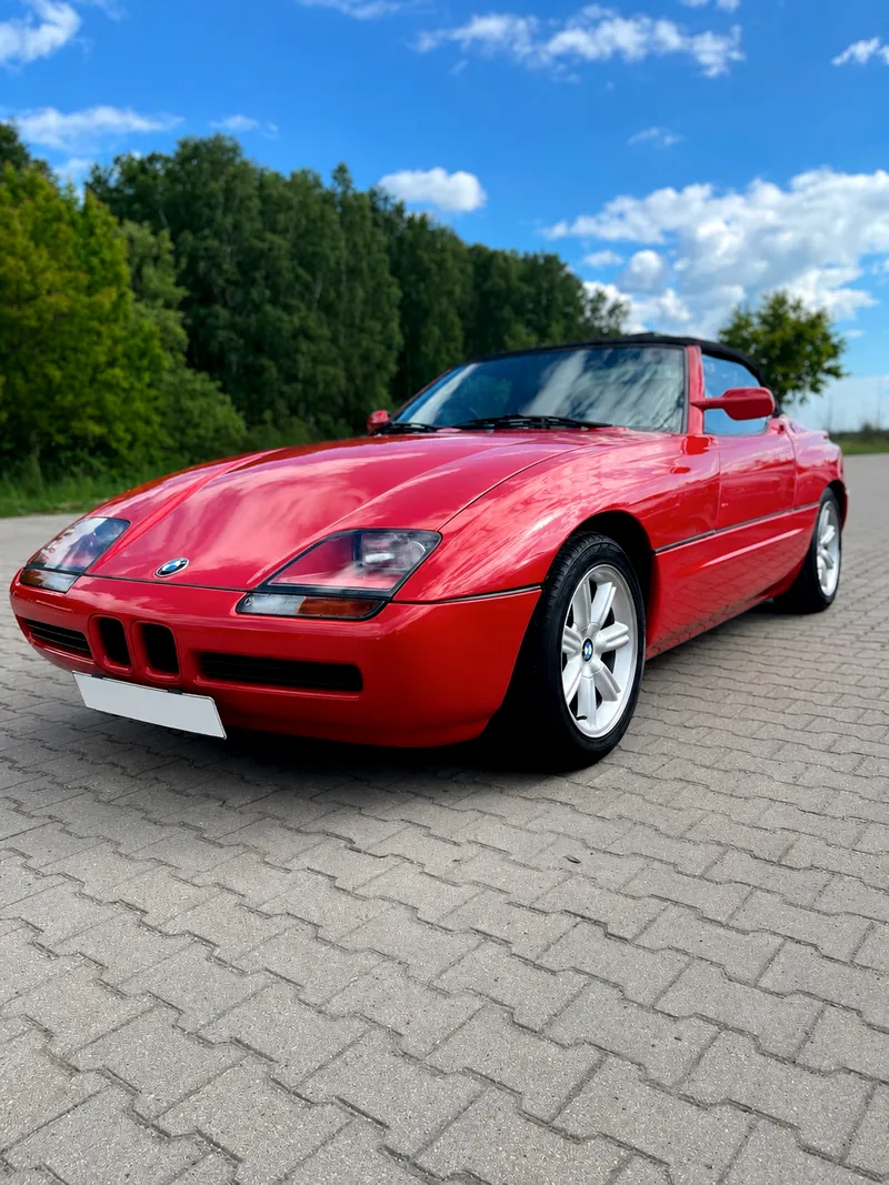 Raudonas BMW Z1 rodsteris iš priekio ant trinkelių aikštelės saulėtą dieną