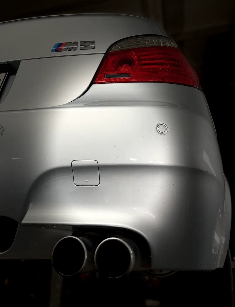 Sidabrinio BMW M5 galas ant keltuvo su dvigubais išmetimo vamzdžiais ir galiniu žibintu