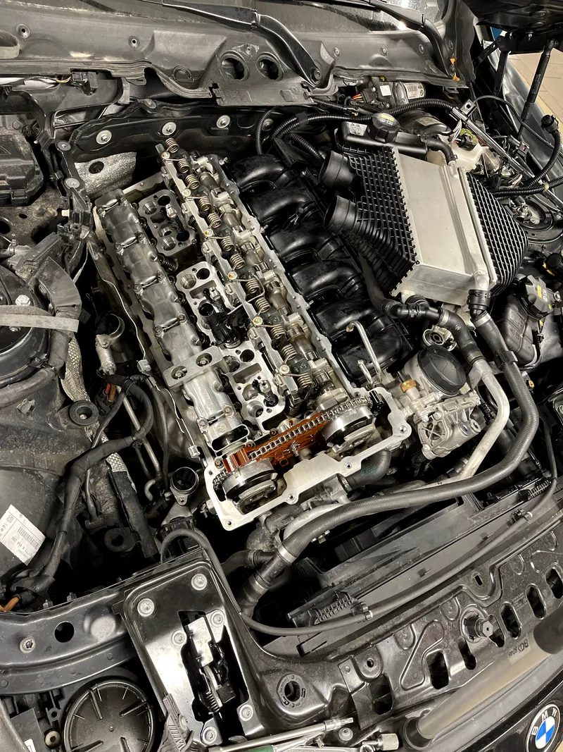 BMW šešių cilindrų variklis su nuimtu vožtuvų dangčiu, matomi skirstomieji velenai