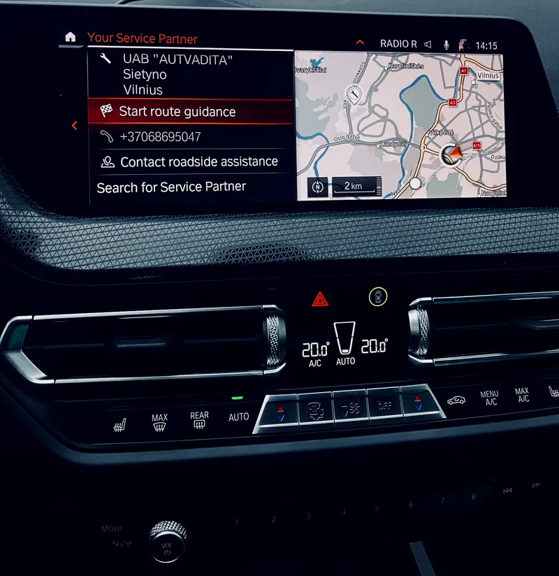 BMW iDrive ekranas, kuriame Autvadita nustatytas kaip serviso partneris, su Vilniaus navigacijos žemėlapiu