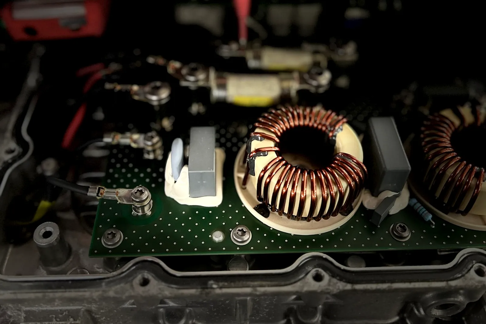 Meistras multimetru tikrina BMW valdymo bloko elektronikos plokštę