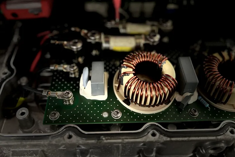 Meistras multimetru tikrina BMW valdymo bloko elektronikos plokštę