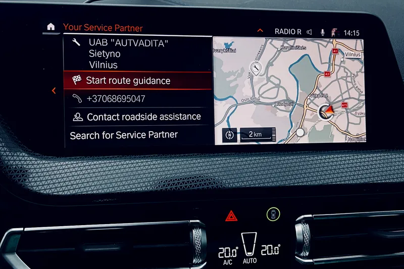 BMW iDrive ekranas, kuriame UAB Autvadita nustatytas kaip serviso partneris, su Vilniaus navigacijos žemėlapiu