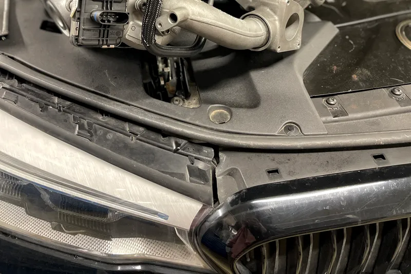Nuimta turbina su valdymo pavara, padėta ant atidaryto BMW variklio skyriaus